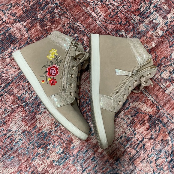 GB Girl size 5M high top sneaker with floral embroidery - Picture 2 of 9